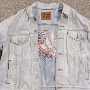 Levi’s Light Wash Jean Jacket Embroidered Back SZ XL